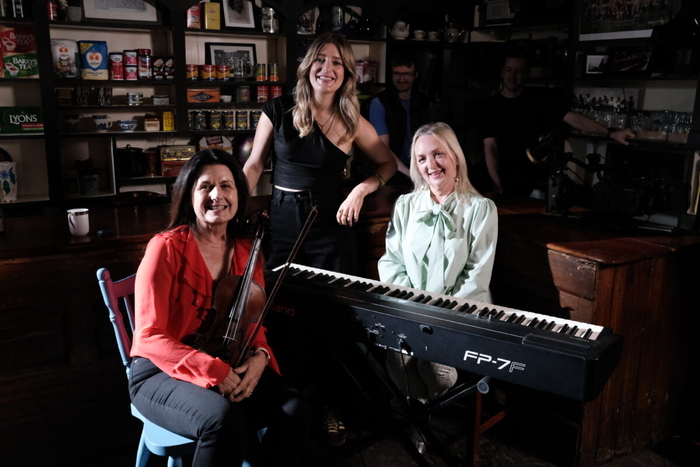 Ceolaireacht presenter  Doireann N&iacute; Glac&aacute;in (centre), with Mairin Fahy (L) and Patsy Broderick (R) 