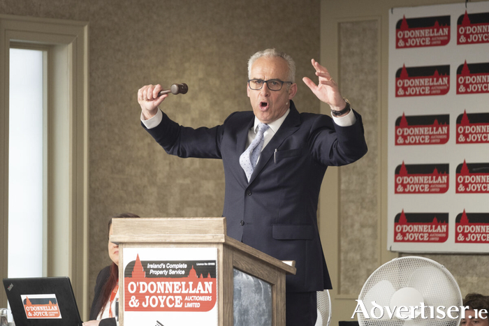 Auctioneer Colm O'Donnellan in action.