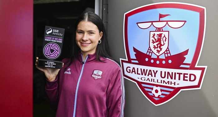 Aoibheann Costello of Galway United pictured with her SSE Airtricity Women's Premier Division Player of the Month Award for March at Eamonn Deacy Park in Galway. (Photo by Piaras &Oacute; M&iacute;dheach/Sportsfile)