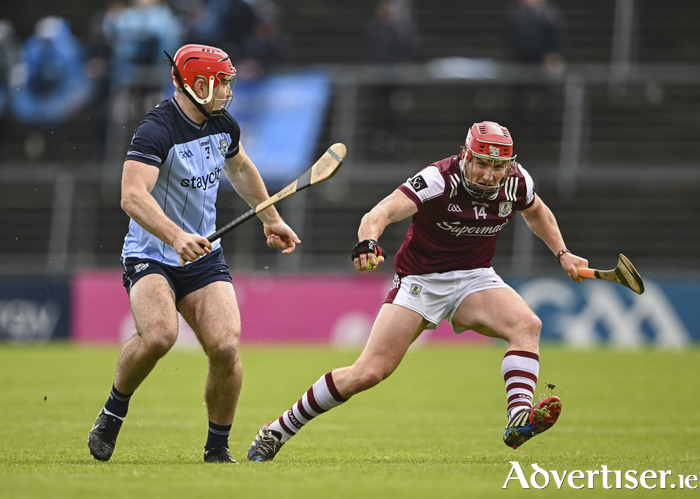 Conor Whelan in action against Paddy Smyth during 
the Leinster GAA Senior Hurling Championship Round 
4 match between Galway and Dublin at Pearse Stadium. (Photo by Piaras &Oacute; M&iacute;dheach/Sportsfile)