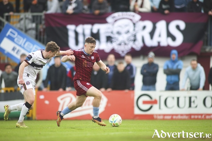 Edward McCarthy comes under pressure from Darragh Power in the SSE Airtricity Men&rsquo;s Premier Division game at Eamonn Deacy Park. (Photo: Mike Shaughnessy)