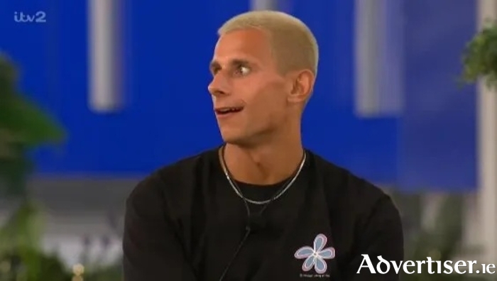 Fitzy only has eyes for Lola. (ITV)