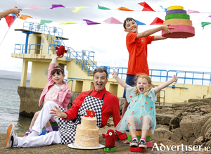 Theatre maker and performer Paul Curley with Galway children Sadhbh Ahern Eames (6), Enid O&rsquo;Connor (4) and Eoghan Chang (11) at the launch of the 30th annual Babor&oacute;'s programme at Blackrock. The children's arts festival will include more than 60 events over nine days from October 9.
Photo: Marc O'Sullivan 