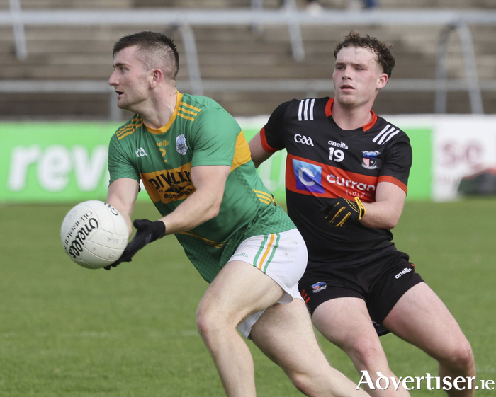 Dara Whelan of Claregalway and Donnchadh &Oacute; Neachtain of Bhearna na Forbacha in action from the Bon Secours Senior Football Championship game at Pease Stadium. (Photo: Mike Shaughnessy)
