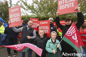 UCH security staff Eoin with his daughter Saoirse along with his colleague Chris Lynch and his children Tommy and Saoirse taking part in the national public sector wide strike over pay on Wednesday. Photo: Mike Shaughnessy