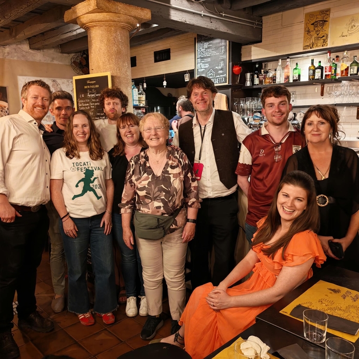Foireann na Gaeltachta ag Tocat&igrave;: P&aacute;draig Jack, Miche&aacute;l &Oacute; Maoilchiar&aacute;in, Br&iacute;d &Aacute;ine N&iacute; Chonghaile, Diarmaid &Oacute; hAlmhain, M&aacute;ir&iacute;n N&iacute; Chonghaile, Br&iacute;d U&iacute; Chonghaile, MacDara &Oacute; Conaola, Colm Seoighe, &Eacute;il&iacute;s N&iacute; Chinn&eacute;ide, Aisling Sheerin